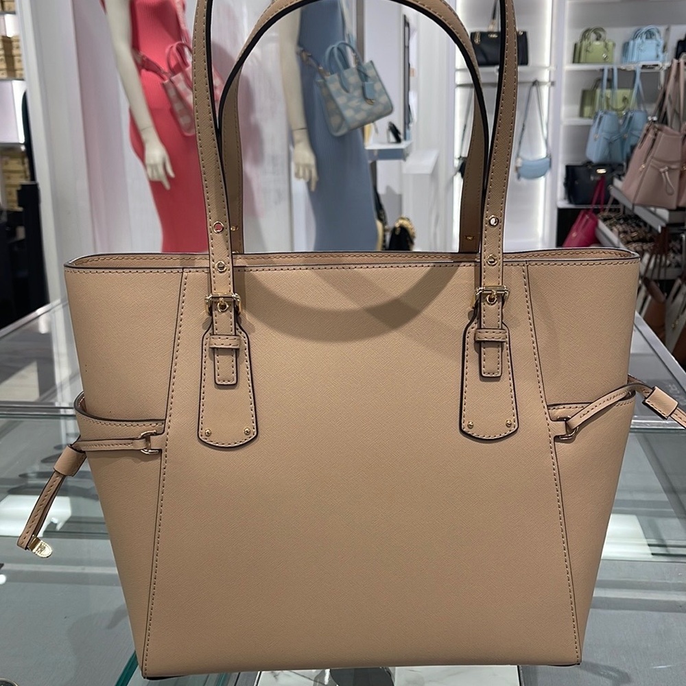 Michael Kors Voyager Saffiano Leather Tote Bag
Style#30H1GV6T4T
NWT
OYSTER - Picture 16 of 16